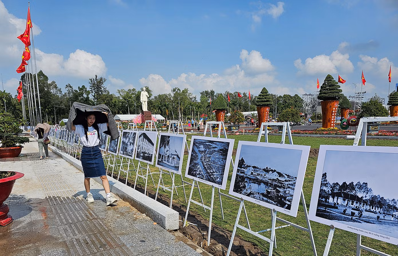 Trưng bày hình ảnh Sa Đéc xưa và nay. Ảnh: Hòa Hội