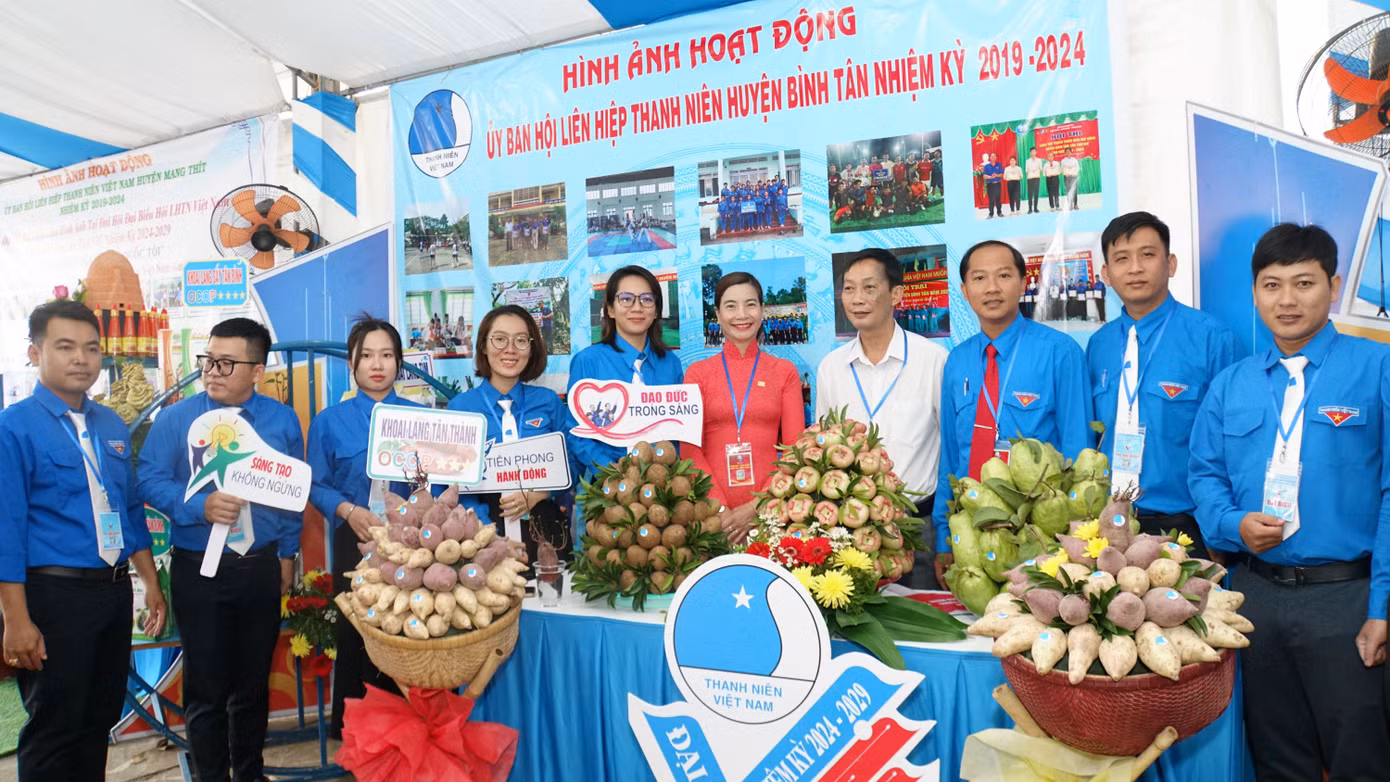 Đại biểu chụp ảnh bên gian hàng khởi nghiệp. Ảnh: Hòa Hội Đại biểu chụp ảnh bên gian hàng khởi nghiệp. Ảnh: Hòa Hội
