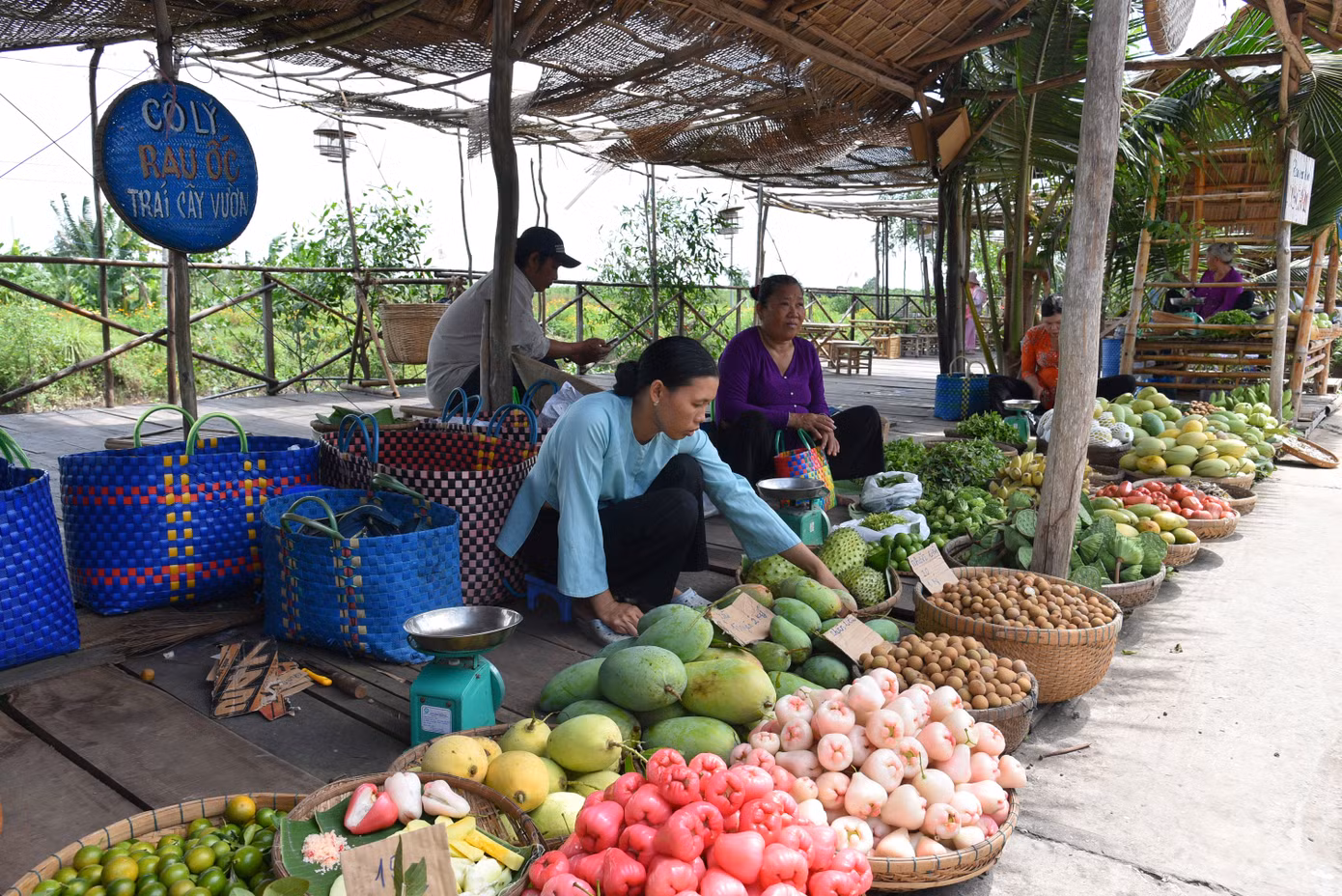 Không gian chợ quê nay tái hiện lại khung cảnh chợ xưa, với các sản phẩm đặc trưng của địa phương như: bánh dân gian, các món ngon miền Tây sông nước, các loại trái cây, thức uống dân dã, rau củ tại vườn, tôm cá sông.