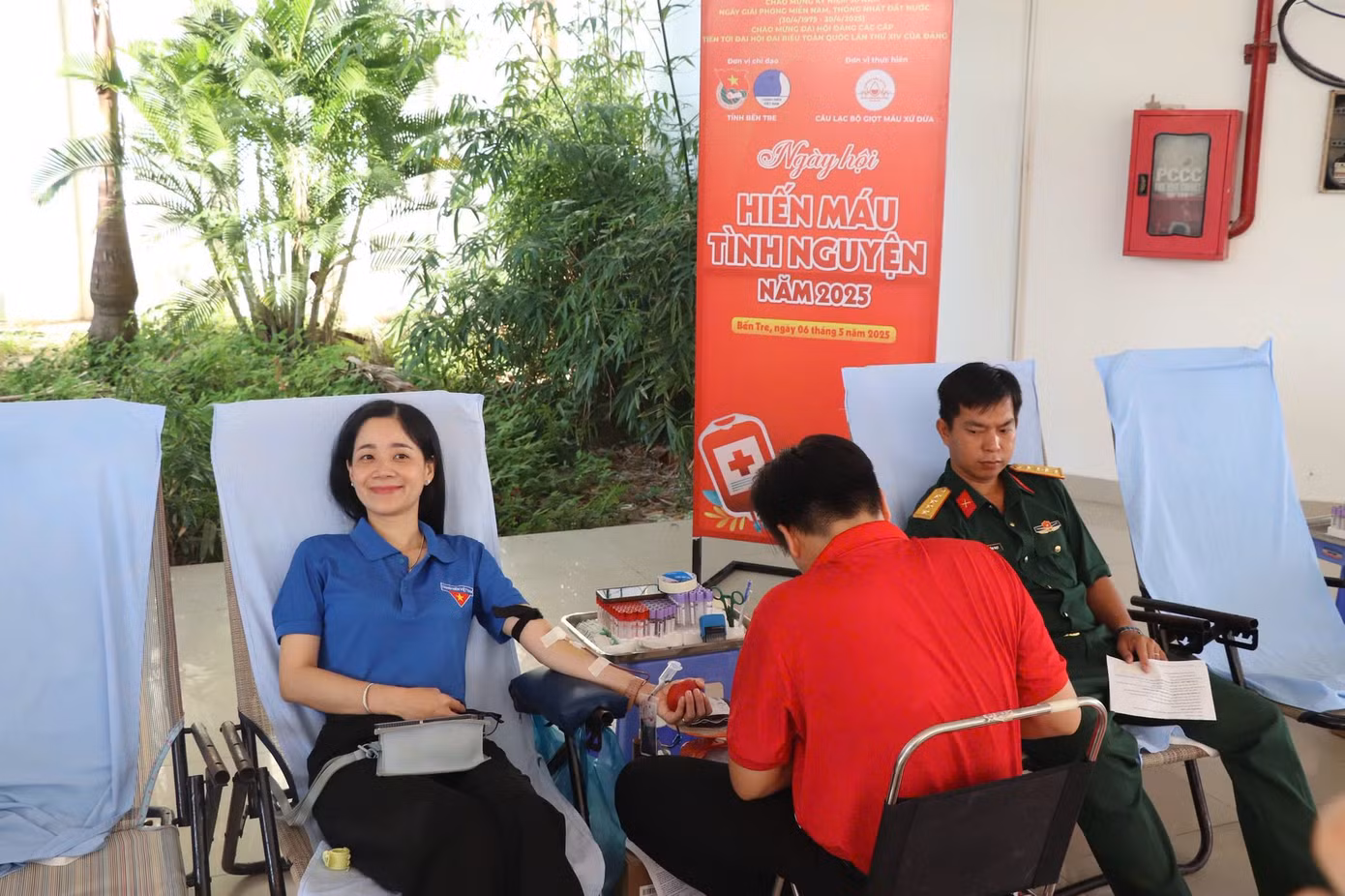 Bạn trẻ vui vẻ tham gia hiến máu tình nguyện.