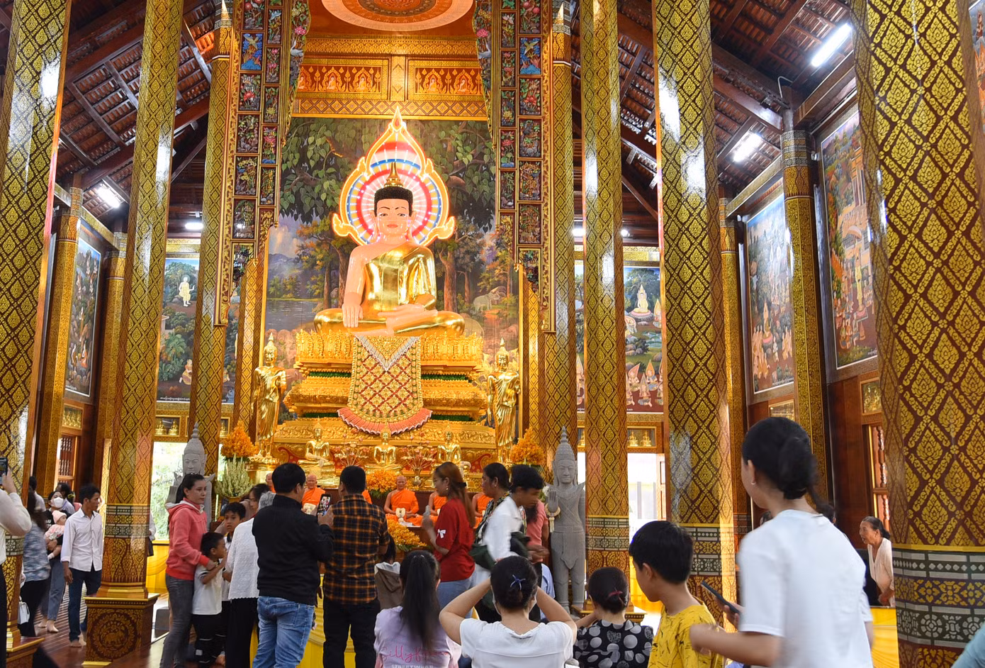 Người dân cầu nguyện tại chánh điện chùa. Ảnh: Hòa Hội.