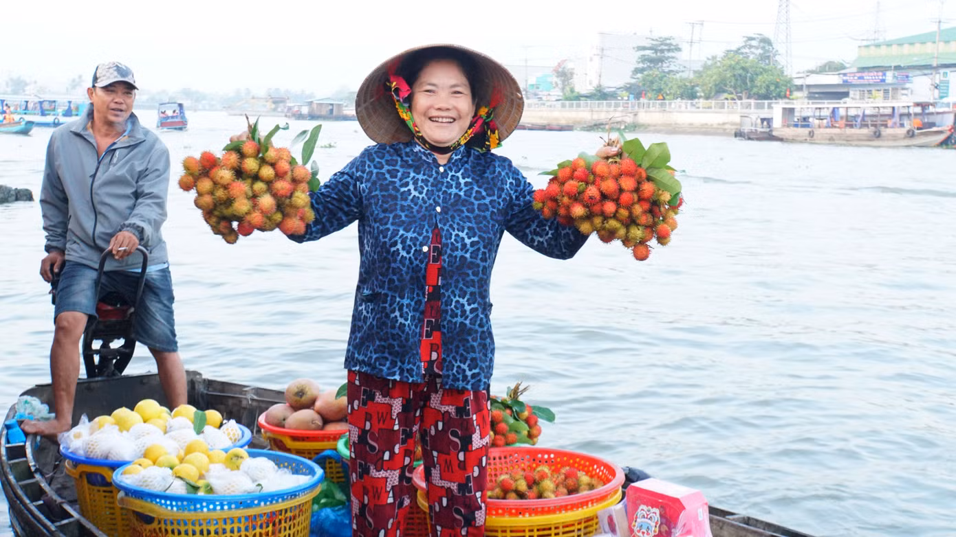 Người dân bán trái cây tại chợ nổi Cái Răng. Ảnh: Hòa Hội.
