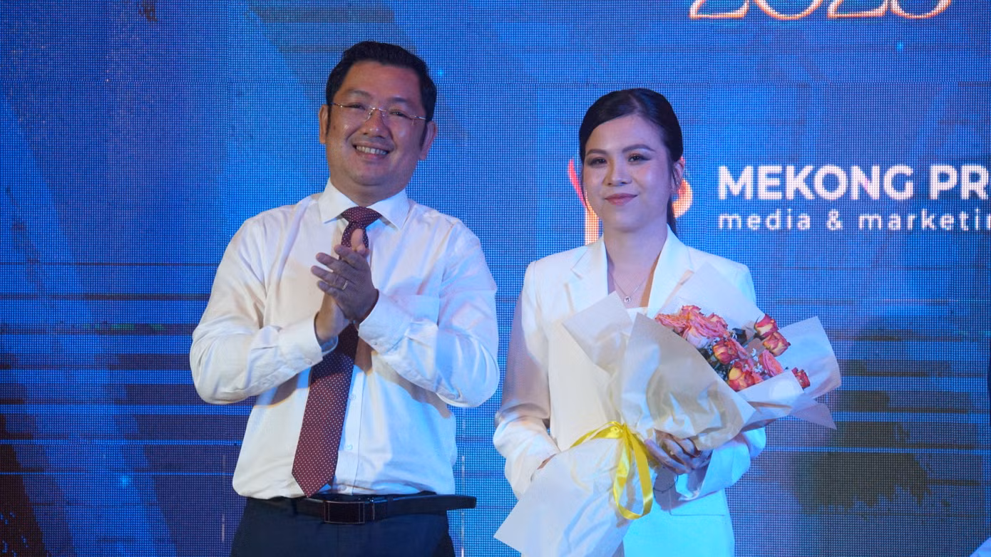Ban tổ chức tặng hoa đơn vị đồng hành. Ảnh: BTC