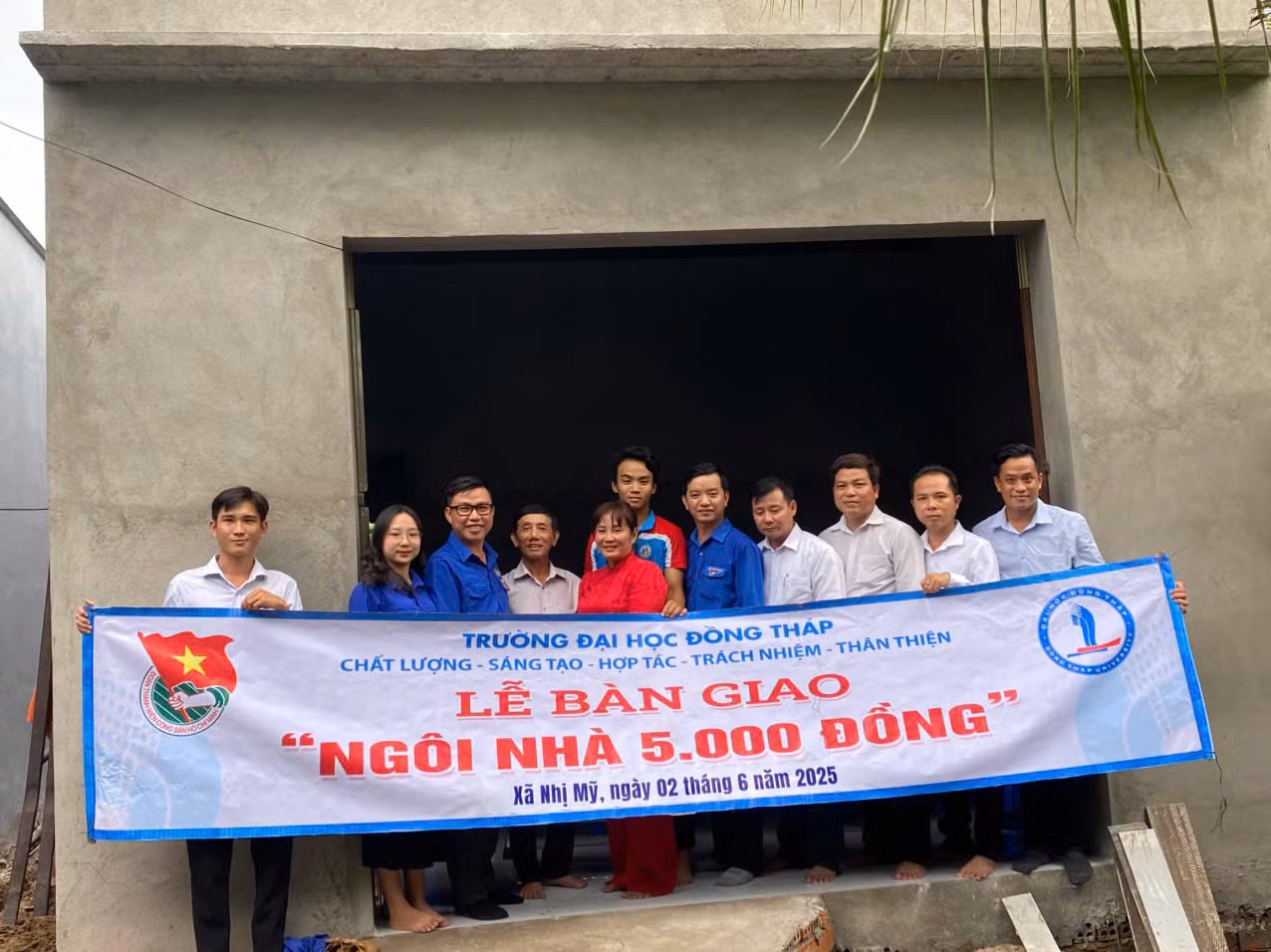 Trường Đại học Đồng Tháp bàn giao 'Ngôi nhà 5.000 đồng' cho em Trần Tấn Đạt.