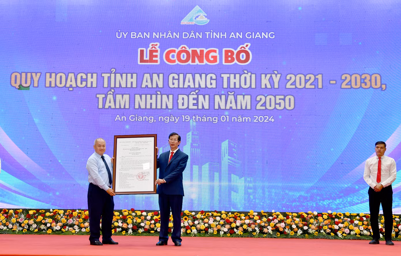 Thứ trưởng Bộ Kế hoạch và Đầu tư Đỗ Thành Trung (trái) trao quyết định phê duyệt quy hoạch tỉnh An Giang thời kỳ 2021 – 2030, tầm nhìn đến năm 2050.