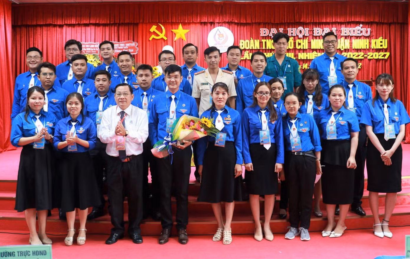 Ban chấp hành Quận Đoàn Ninh Kiều nhiệm kỳ 2022 - 2027 ra mắt đại hội.