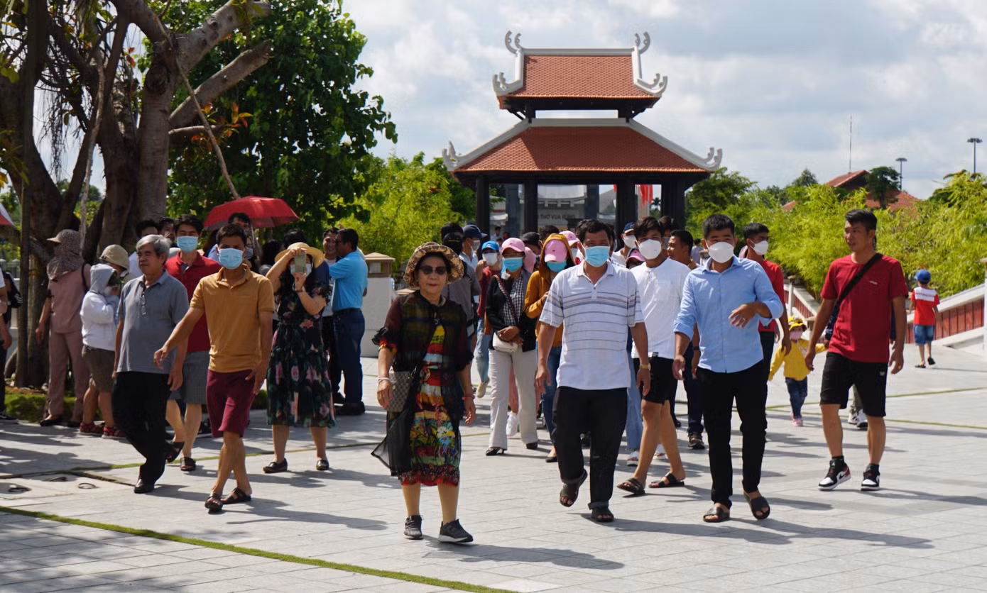 Ghi nhận của phóng viên Tiền Phong, từ sáng đã có đông người từ khắp nơi vào tham quan, viếng, dâng hương đền thờ Vua Hùng tại quận Bình Thủy, TP Cần Thơ. - Ảnh: Hòa Hội