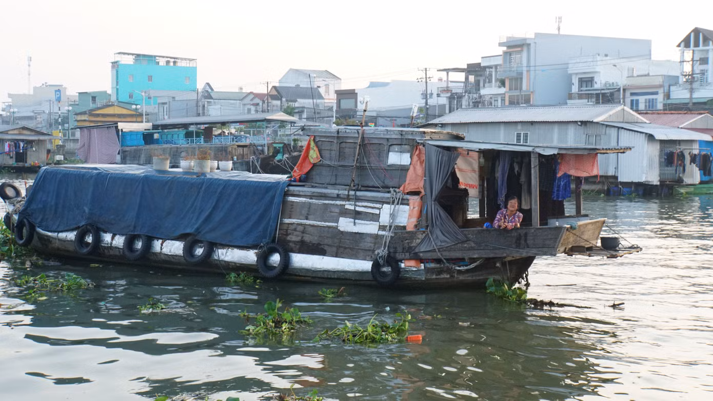 Chợ nổi Cái Răng có khoảng 200 - 250 ghe, tàu mua bán, trao đổi hàng hóa, có lúc lên đến 300, 400 ghe, trong đó số lượng neo đậu cố định khoảng 150 chiếc và từ nơi khác đến khoảng 100 ghe. Ảnh: Hòa Hội.
