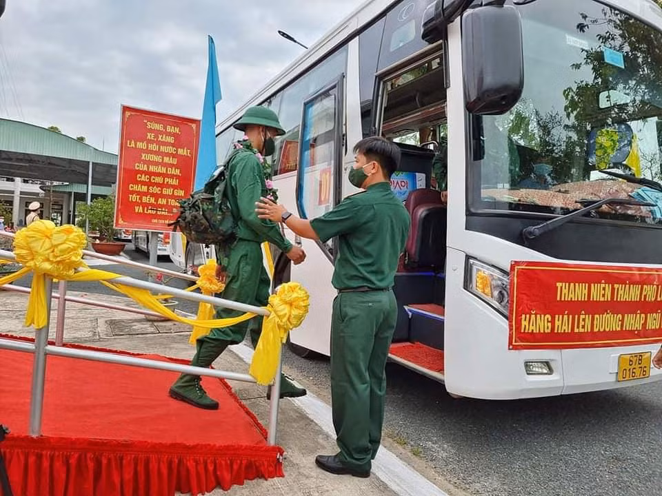 Tại An Giang, công tác giao, nhận quân năm nay diễn ra trang trọng, ngắn gọn, an toàn và đảm bảo công tác phòng, chống dịch COVID-19 . - Ảnh: TĐ AG