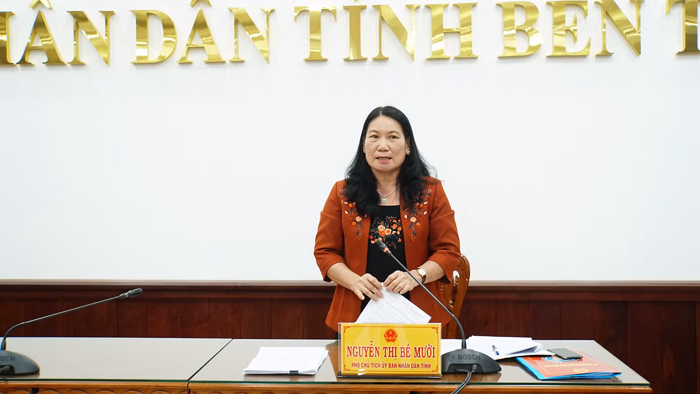 Bà Nguyễn Thị Bé Mười - Phó Chủ tịch UBND tỉnh Bến Tre phát biểu làm rõ một số vấn đề Đoàn công tác đặt ra. Ảnh: Hòa Hội