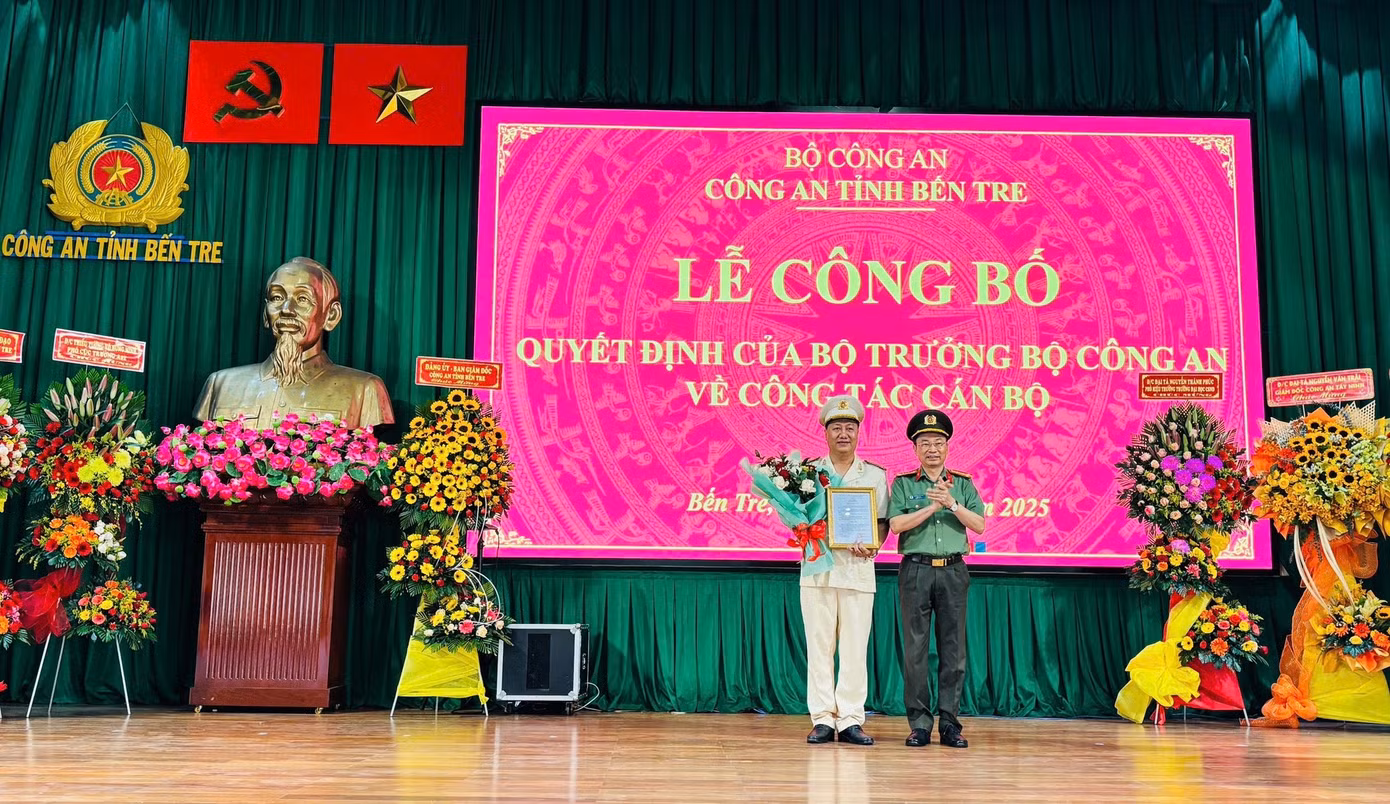 Đại tá Trương Sơn Lâm - Giám đốc Công an tỉnh Bến Tre trao quyết định cho tân Phó Giám đốc Công an tỉnh Nguyễn Văn Hạnh.