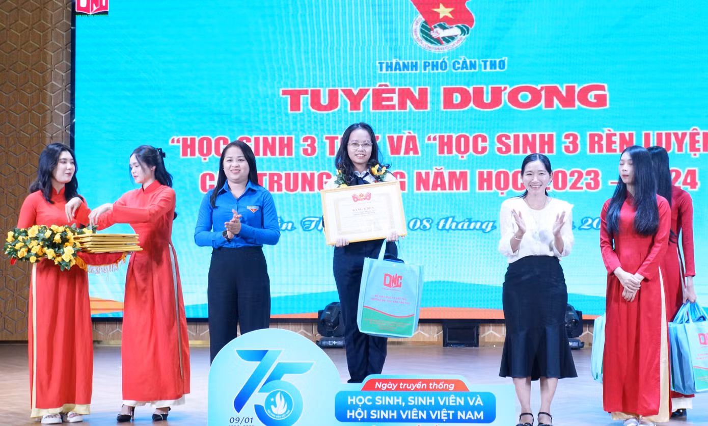 Tuyên dương học sinh 3 tốt và Học sinh 3 rèn luyện. Ảnh: Hòa Hội