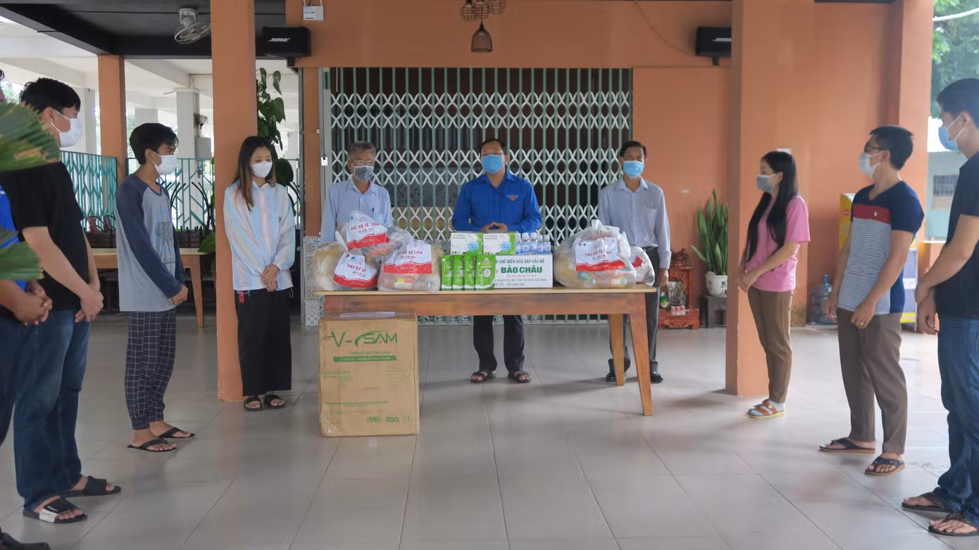 Anh Huỳnh Minh Thức, Bí thư Tỉnh đoàn Đồng Tháp (áo xanh) tặng quà cho sinh viên Lào, Campuchia. - Ảnh: TĐ ĐT