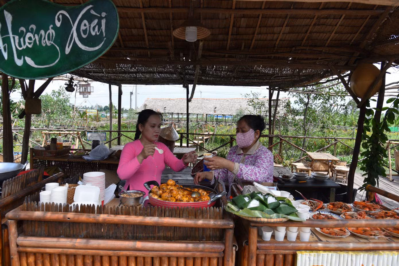 Một gian hàng đặc sản vùng cù lao.