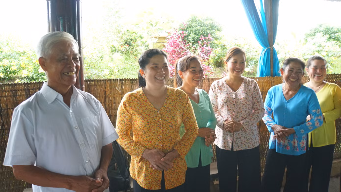 Người dân làm du lịch cộng đồng cồn Hô (Trà Vinh) niềm nở đón khách du lịch. Ảnh: Hòa Hội.