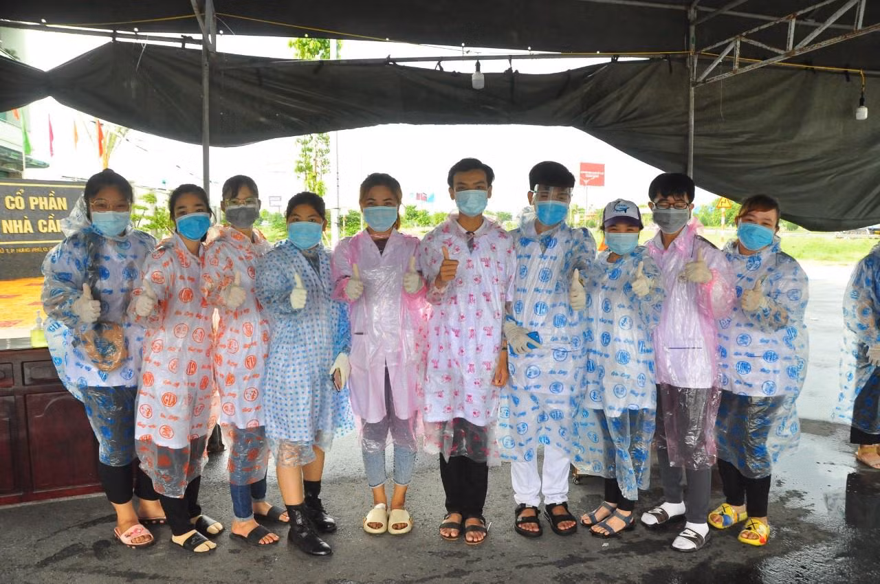 Ngọc Ánh (thứ 5 từ trái sang) cùng đồng đội dầm mưa làm nhiệm vụ