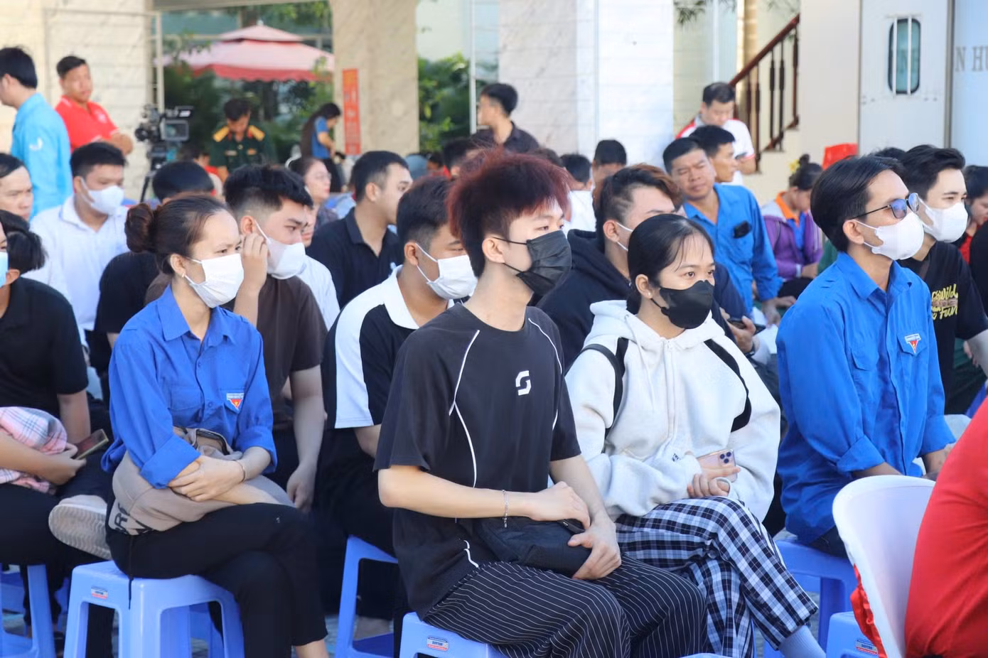 Đông đảo bạn trẻ tham gia hiến máu tình nguyện.