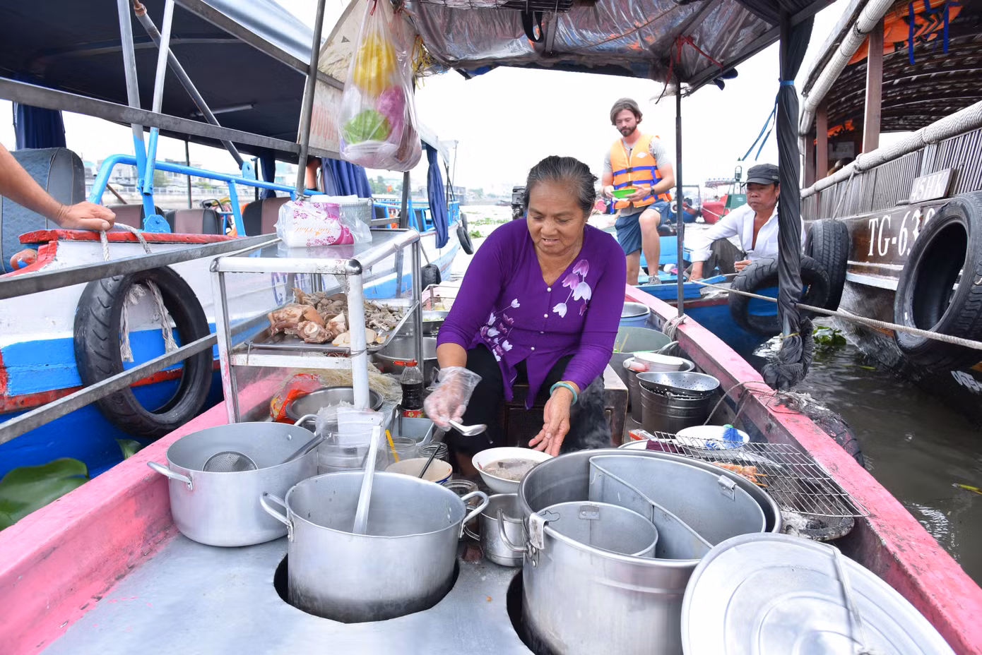 Bà Trịnh Thị Bé (65 tuổi) sống với nghề bán bún riêu ở chợ nổi Cái Răng gần 40 năm cho biết, trước đây bán chủ yếu cho thương hồ mua bán ở chợ nổi, khoảng chục năm nay du lịch phát triển, nhiều khách từ xa đến cũng tìm đến thưởng thức rồi dần dần bán cho khách du lịch nhiều hơn dân mua bán tại chợ. Ảnh: Hòa Hội.