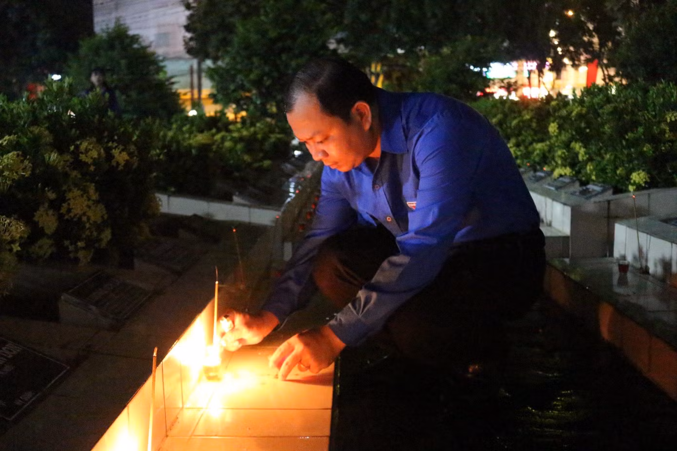 Anh Huỳnh Minh Thức, Bí thư Tỉnh đoàn Đồng Tháp thắp nến tri ân anh hùng liệt sỹ. - Ảnh: TĐ ĐT