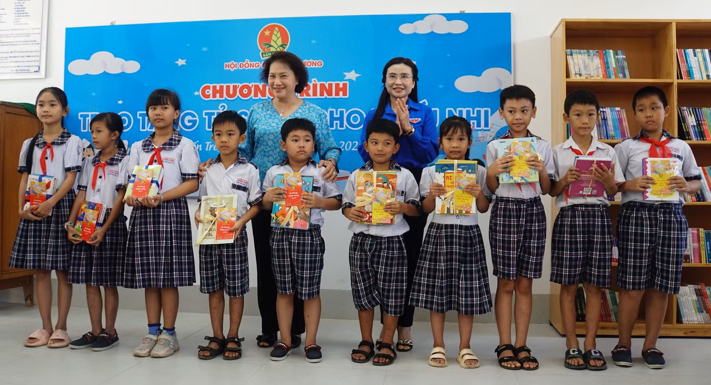 Nguyên Chủ tịch Quốc hội Nguyễn Thị Kim Ngân và Bí thư Trung ương Đoàn Nguyễn Phạm Duy Trang tặng sách cho học sinh.
