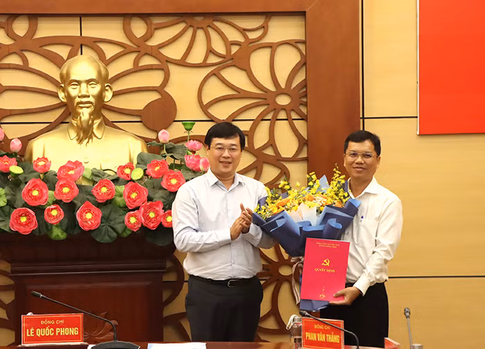 Bí thư Tỉnh ủy Đồng Tháp Lê Quốc Phong trao quyết định cho ông Nguyễn Thế Hồng Trung. Ảnh: V. Tiến
