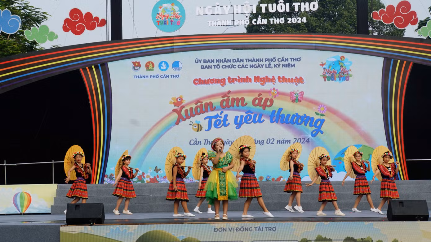 Các em thiếu nhi phục vụ văn nghệ tại chương trình. Ảnh: Hòa Hội