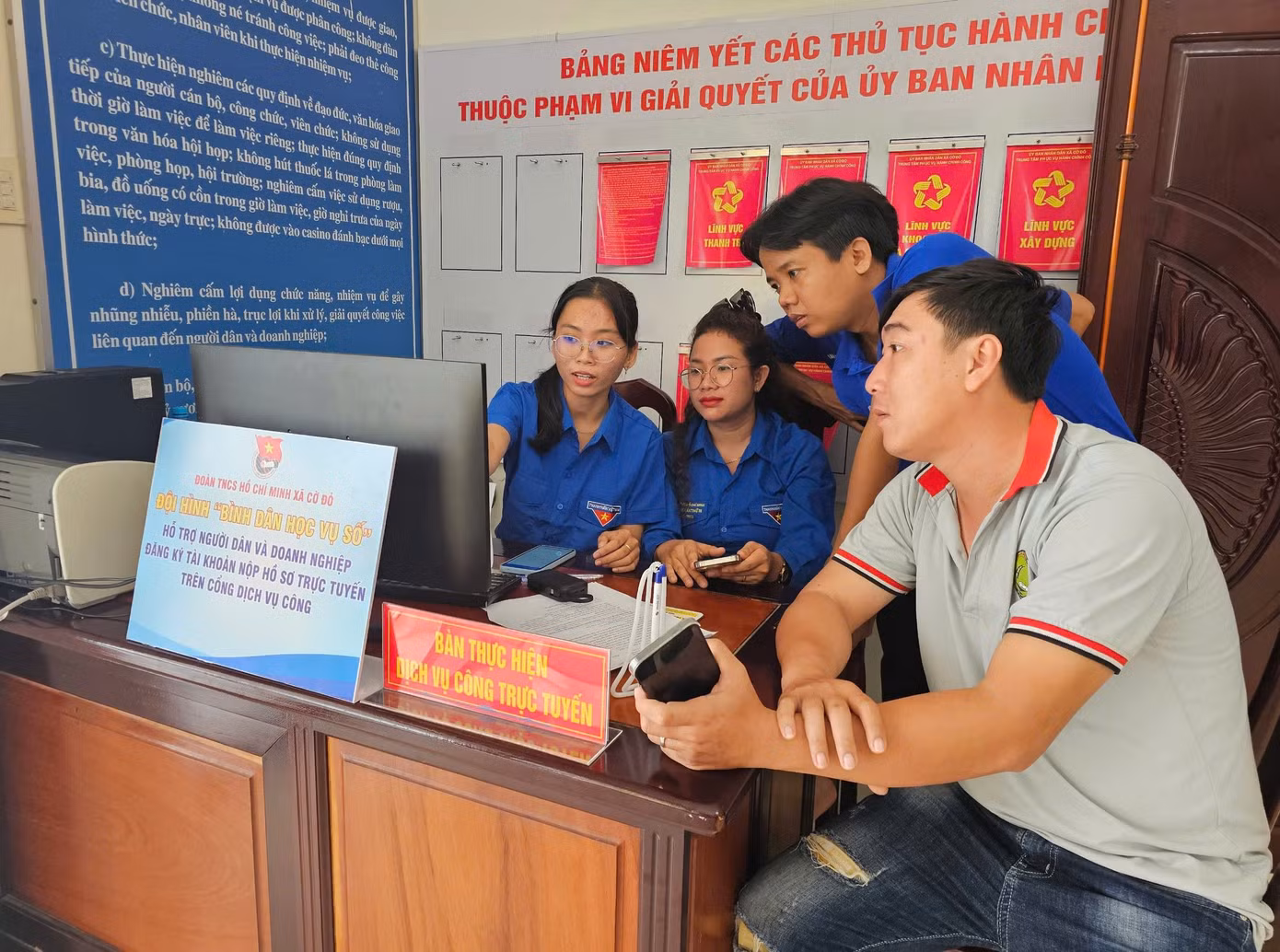 Tại xã Cờ Đỏ, đơn vị hành chính mới có dân số hơn 42.000 người, mỗi ngày Trung tâm phục vụ hành chính công xã tiếp nhận khoảng 50 - 100 hồ sơ, trong đó có không ít trường hợp là người lớn tuổi và đồng bào dân tộc Khmer. Ảnh: Hòa Hội