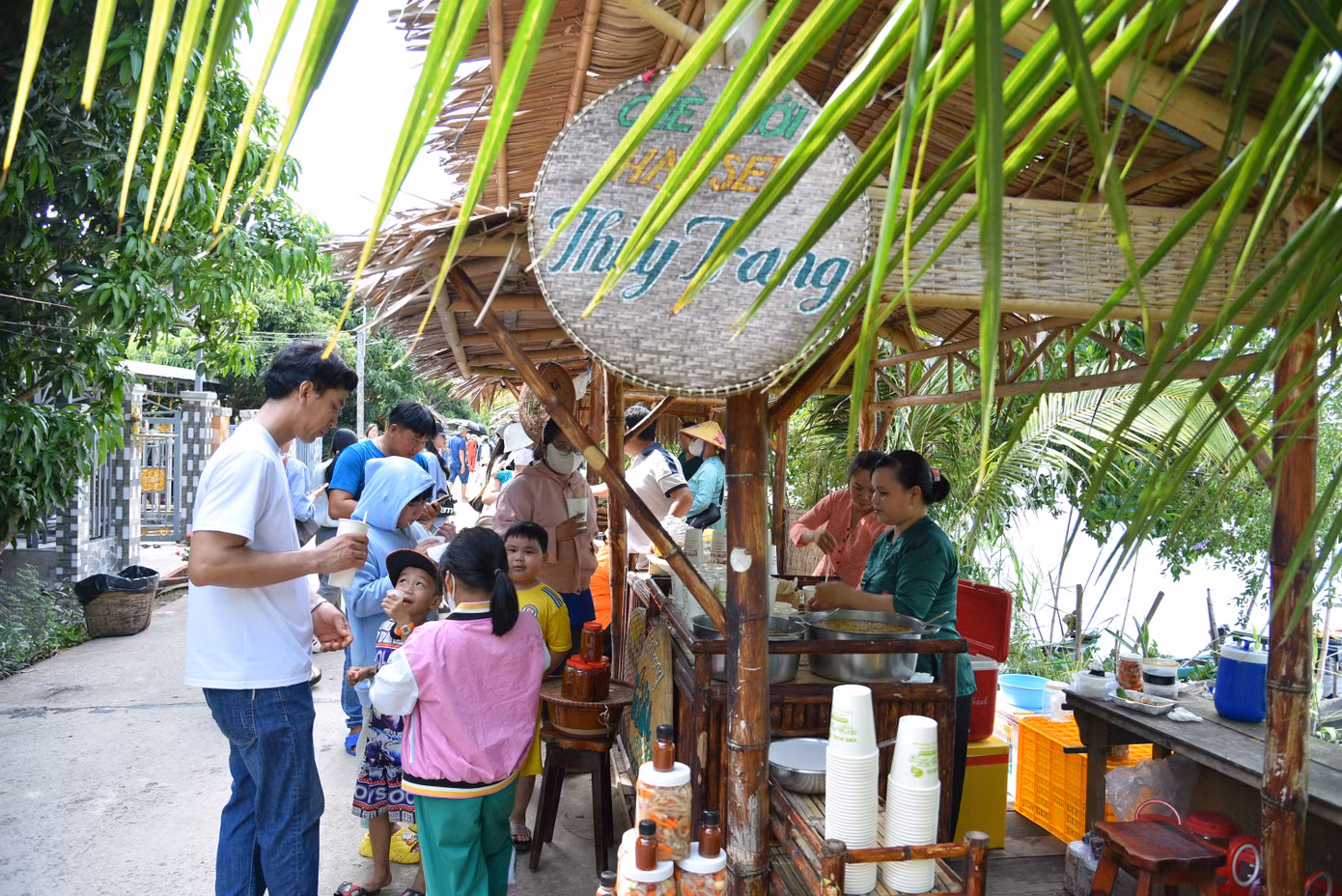 Đông thực khách đến thưởng thức.