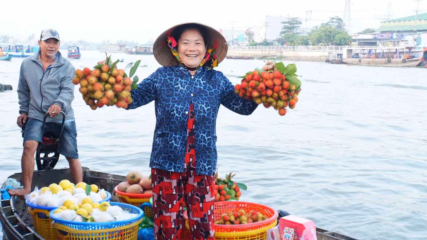 Người dân bán trái cây cho du khách tại chợ nổi Cái Răng. Ảnh: Hòa Hội