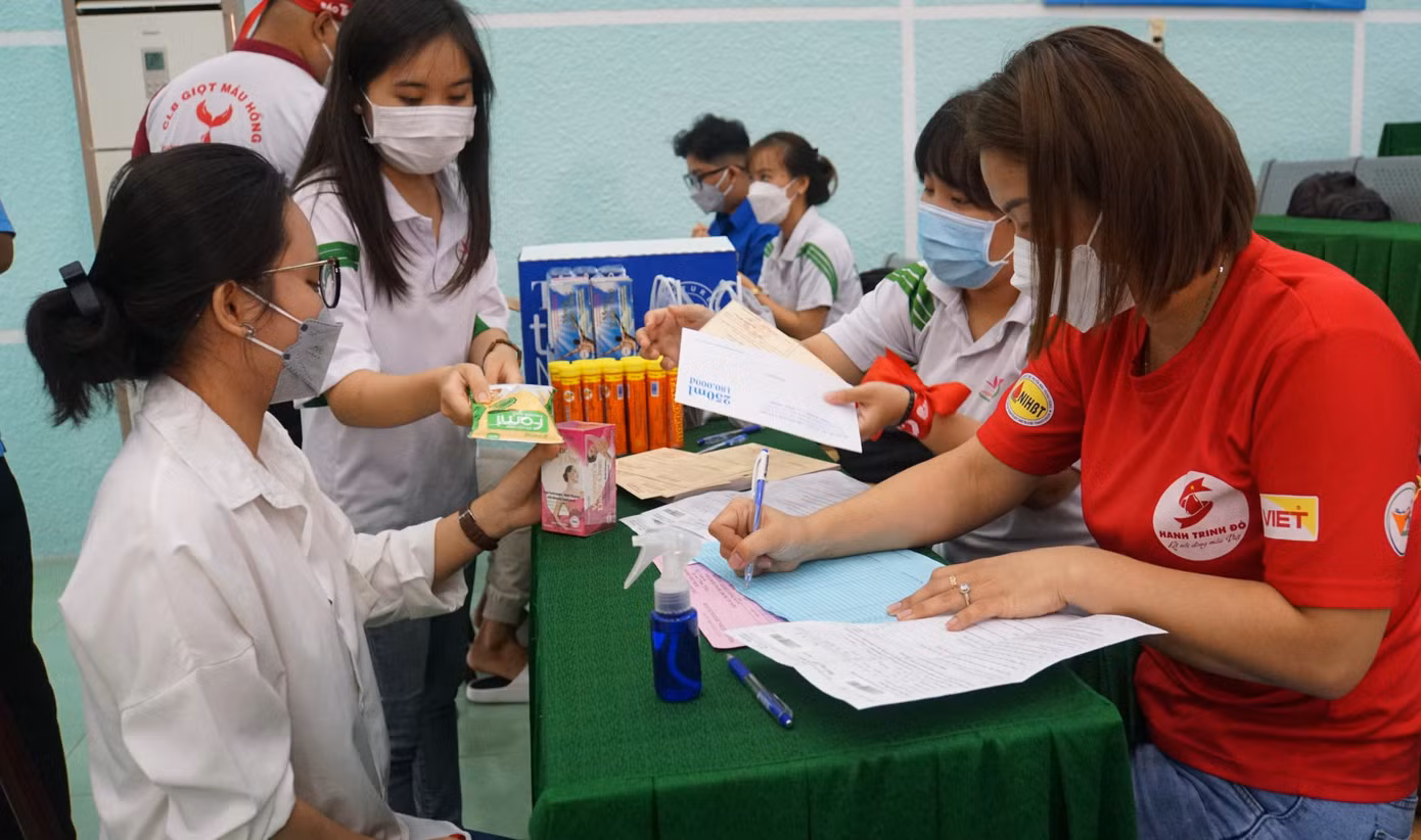 Ban tổ chức tặng quà cho sinh viên tham gia hiến máu. - Ảnh: Hòa Hội