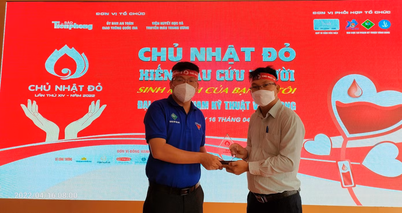 Đại diện báo Tiền Phong (bên phải) trao tặng biểu trưng Tri ân đơn vị đồng hành tham gia Chủ nhật Đỏ cho Đoàn trường Đại học Sư phạm Kỹ thuật Vĩnh Long. Đại diện báo Tiền Phong (bên phải) trao tặng biểu trưng Tri ân đơn vị đồng hành tham gia Chủ nhật Đỏ cho Đoàn trường Đại học Sư phạm Kỹ thuật Vĩnh Long.