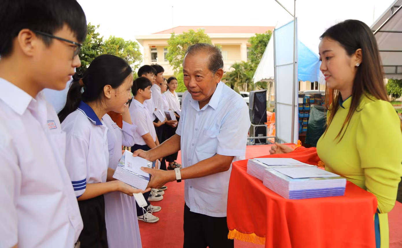 Ông Trương Hòa Bình - nguyên Phó Thủ tướng Thường trực Chính phủ, tặng quà học sinh.