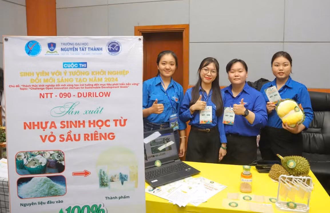 Thảo Nguyên (bìa trái) cùng các thành viên trong nhóm.