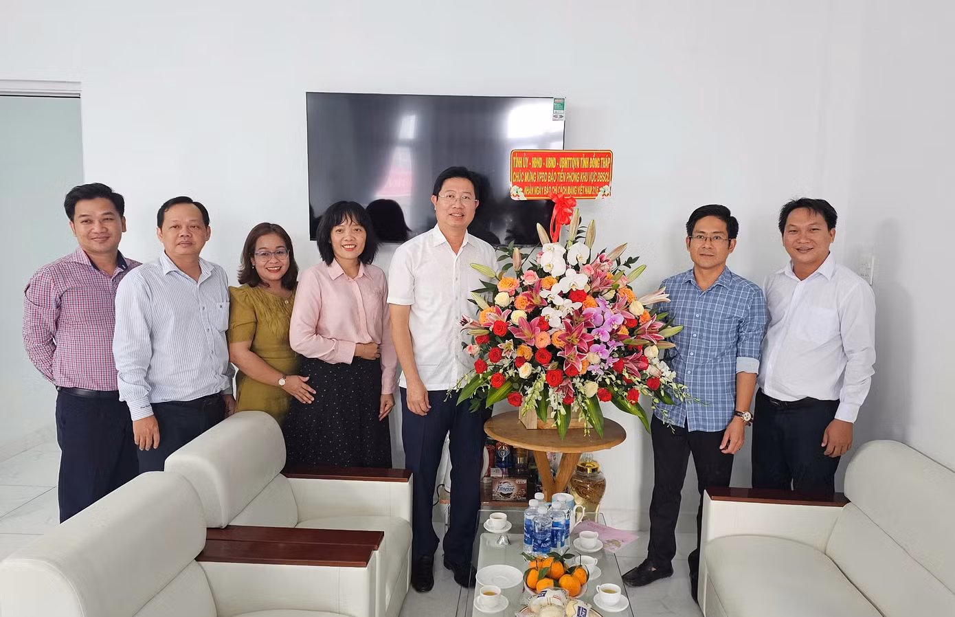 Phó Chủ tịch UBND tỉnh Đồng Tháp - ông Huỳnh Minh Tuấn (thứ 5 từ trái sang phải) thăm, chúc mừng Báo Tiền Phong dịp 100 Ngày Báo chí cách mạng Việt Nam. Ảnh: Hòa Hội