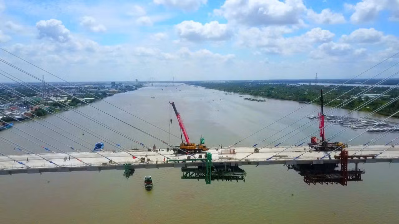 Cán bộ, kỹ sư, công nhân đang hoàn tất các công việc cuối cùng để sớm đưa cầu Rạch Miễu 2 vào hoạt động.