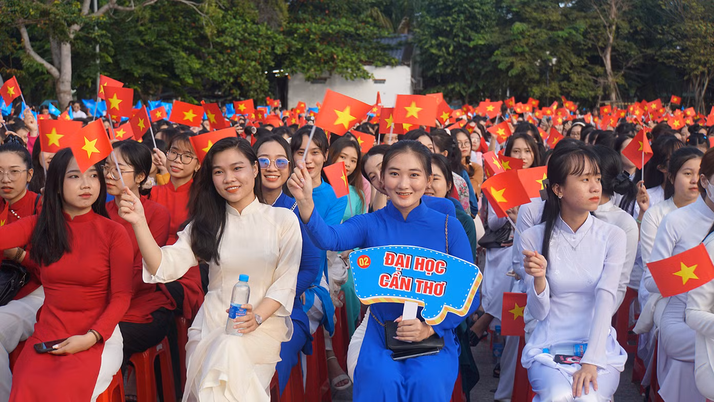 Đông đảo bạn trẻ tham gia lễ hội. Ảnh: Hòa Hội.