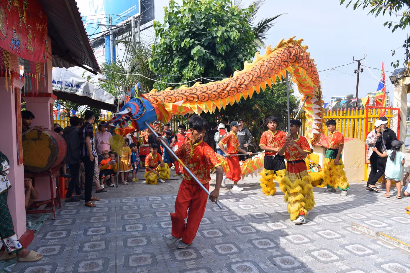 Ông Trần Văn Lộc - Trưởng ban tế tự Miếu bà xóm Chài - cho biết đây là lễ hội truyền thống xa xưa của dân chài lưới, với mong muốn cầu an cho dân làm ăn may mắn. Ảnh: Hòa Hội.