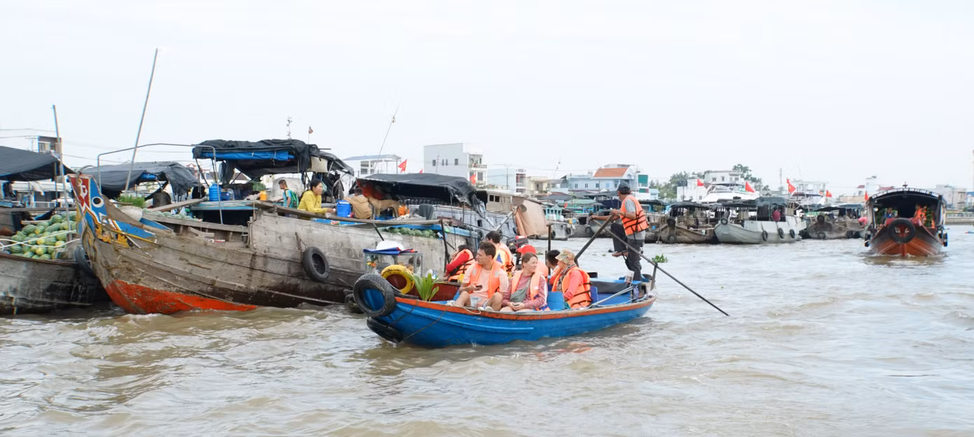 Khách trải nghiệm cuộc sống thương hồ trên sông. Ảnh: Hòa Hội