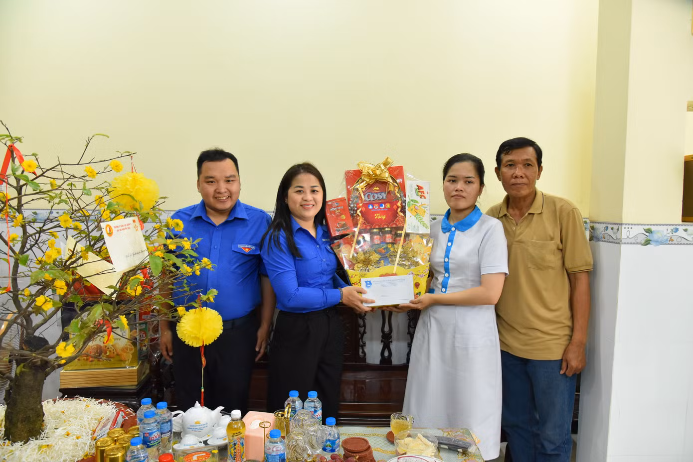 Lãnh đạo Thành Đoàn Cần Thơ tặng quà cho bạn Phạm Quế Hân. Ảnh: Hòa Hội