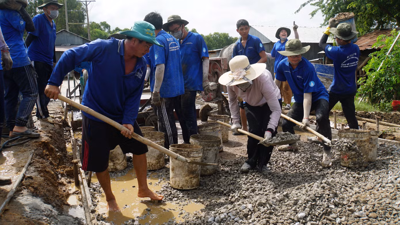 Chiến sĩ tình nguyện làm đường nông thôn tại huyện Tân Hồng. Ảnh: Hòa Hội