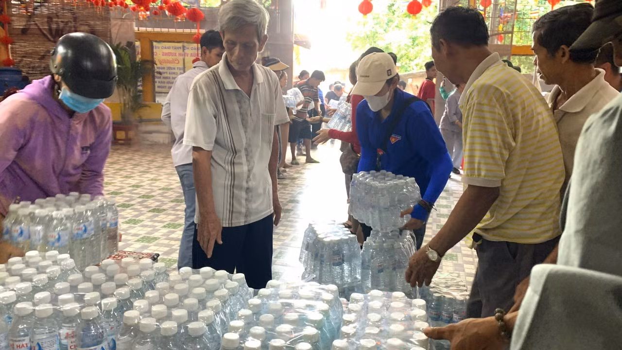 Điển hình là tuổi trẻ Đồng Tháp, đến nay tổng số chuyến xe "Giọt nước nghĩa tình" hưởng ứng Ngày tình nguyện, tuổi trẻ đất Sen Hồng và các cấp bộ Đoàn trong tỉnh Đồng Tháp đã triển khai đến ngày 29/4 để hỗ trợ người dân các vùng hạn mặn tại các tỉnh Bến Tre, Tiền Giang, Cà Mau trên 2.000 khối nước sinh hoạt, 1.150 bình nước uống và 12.975 lốc nước suối.