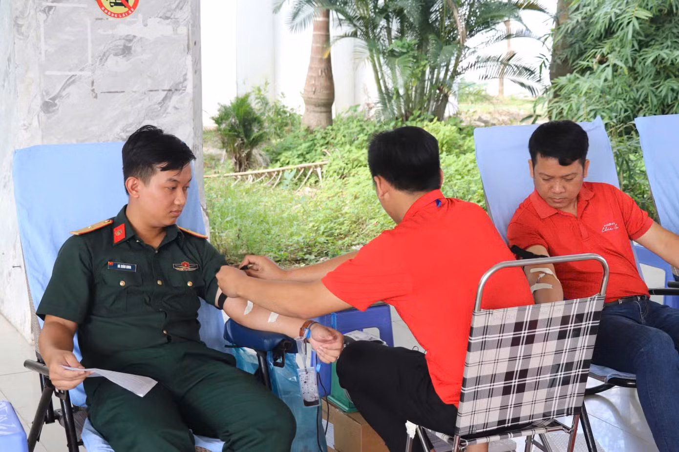 Thiếu úy Hà Xuân Khoa - Bộ Chỉ huy Quân sự tỉnh Bến Tre tham gia hiến máu.