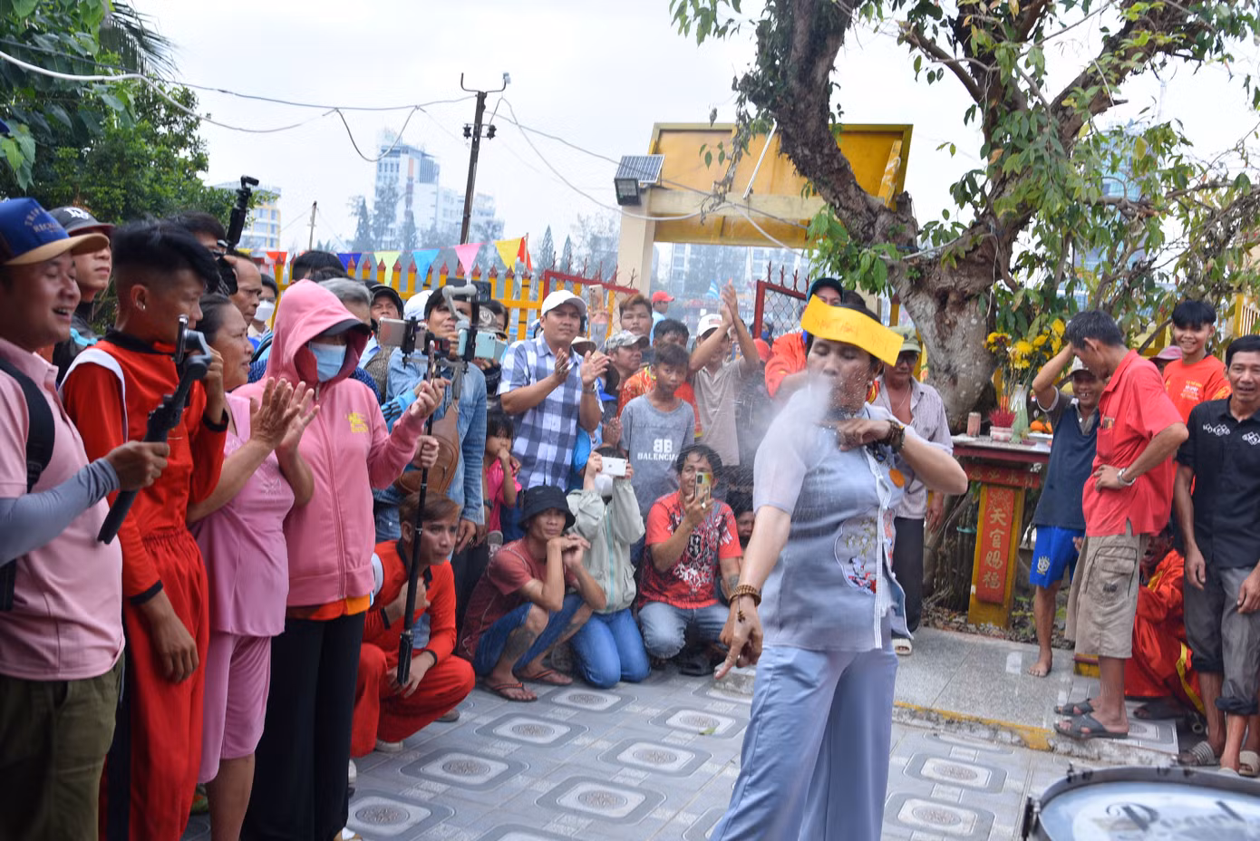 Nghi thức múa đồng trước khi hạ thủy tàu tống ôn. Ảnh: Hòa Hội.