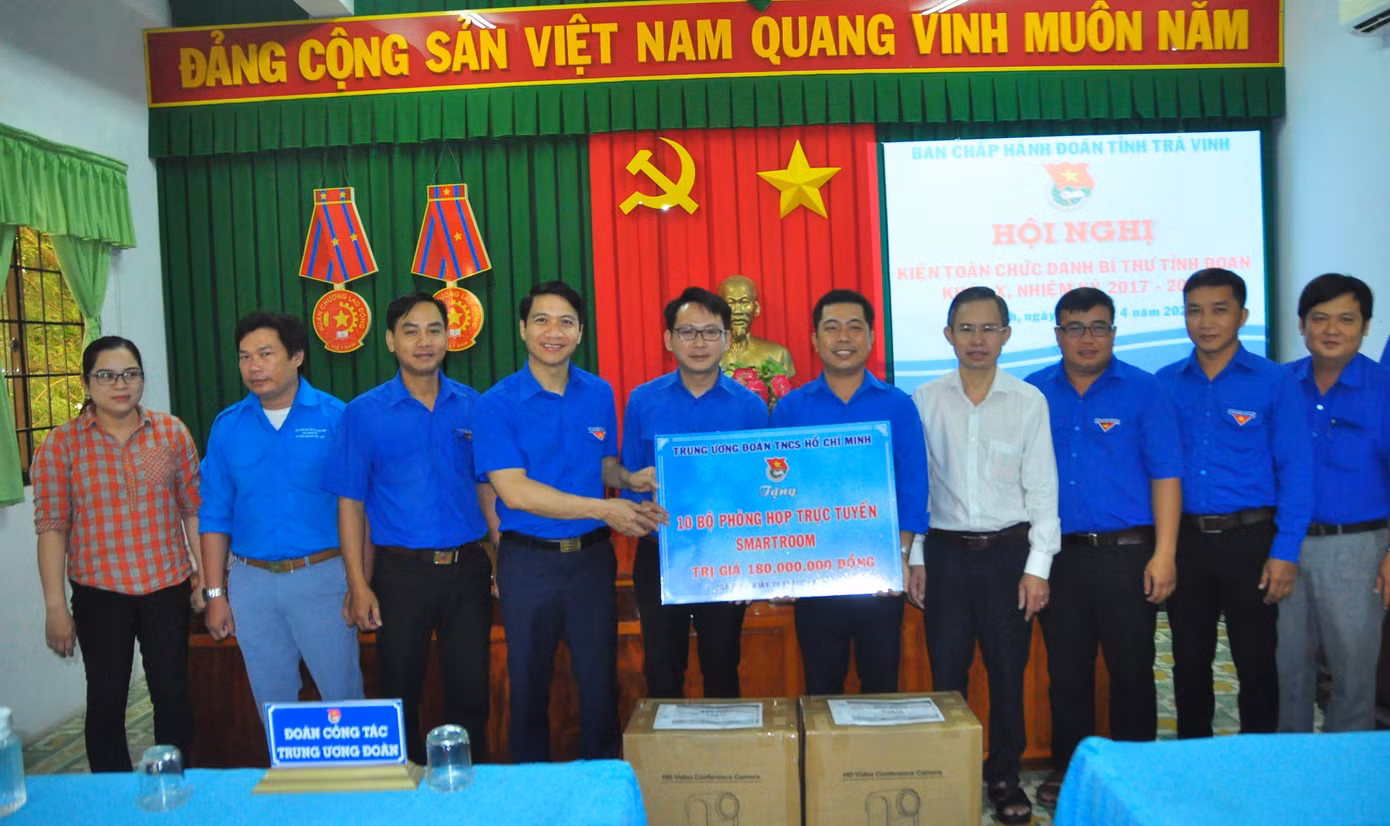 Trung ương Đoàn trao tặng Tỉnh đoàn Trà Vinh 10 bộ phòng họp trực tuyến. - Ảnh: Hòa Hội