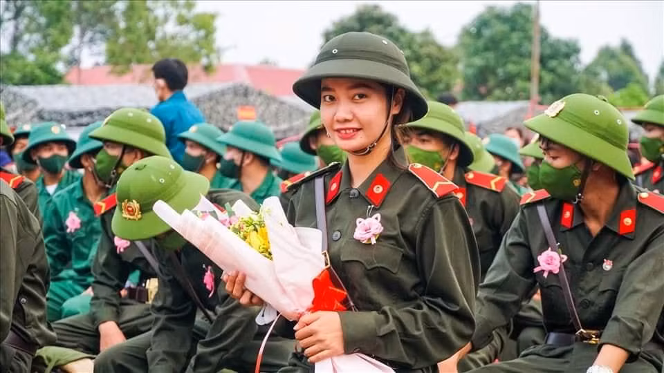 Tân binh Lê Nguyễn Ngọc Hân tình nguyện viết đơn lên đường nhập ngũ. - Ảnh: Tạ Quang