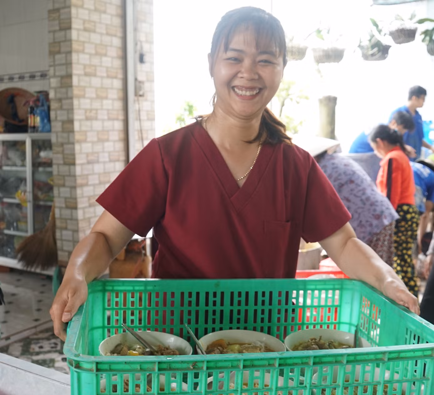 Người dân vui vẻ hỗ trợ bữa ăn trưa cho chiến sĩ tình nguyện tại xã Tân Phước, huyện Tân Hồng, tỉnh Đồng Tháp. Ảnh: Hòa Hội