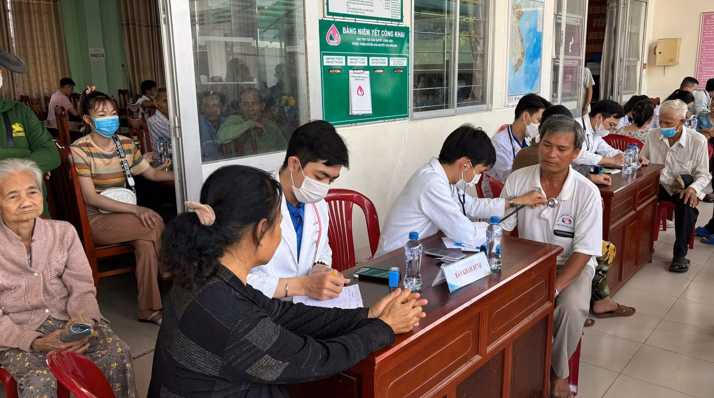 Bác sĩ khám sức khỏe miễn phí cho người dân.