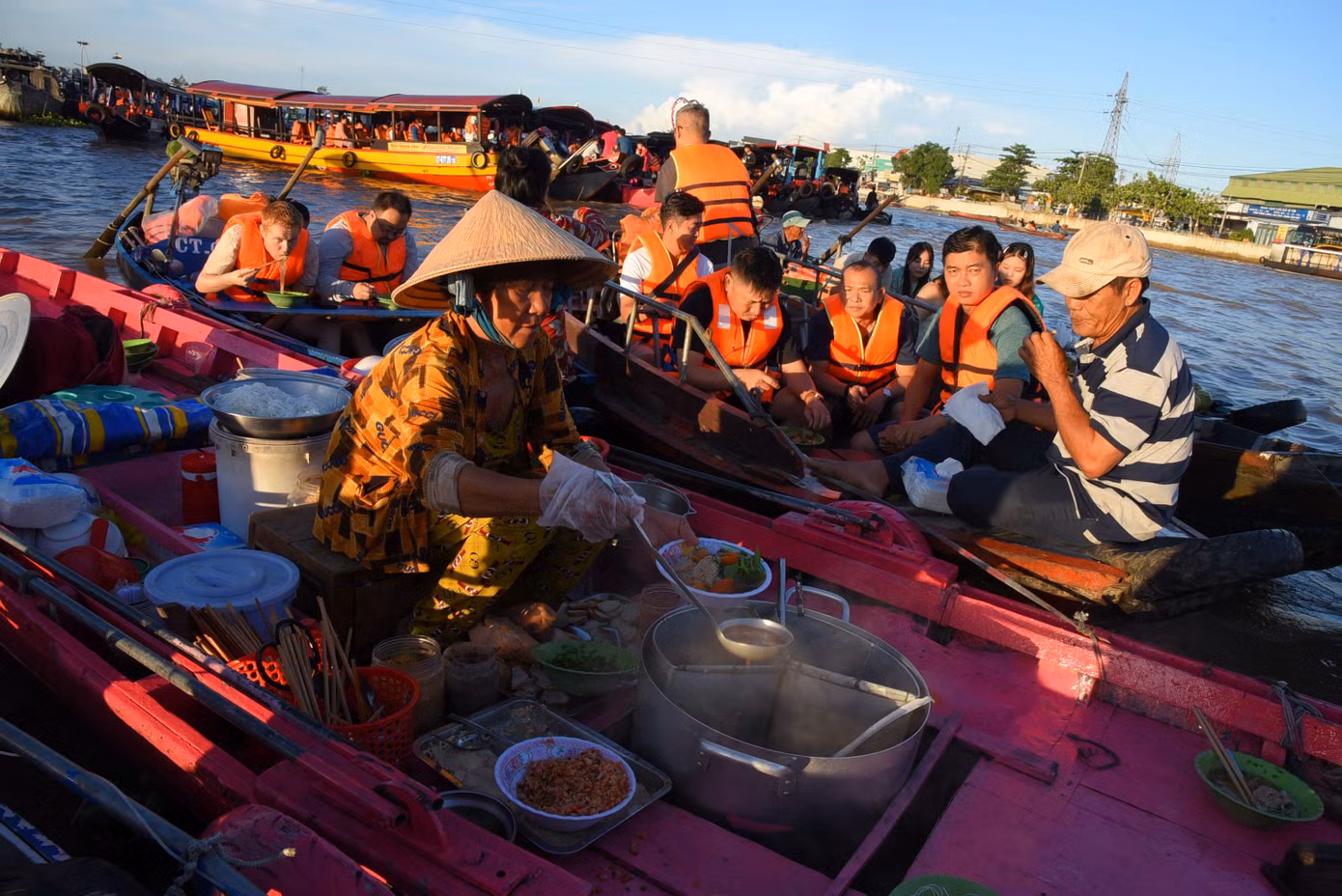 Du khách thưởng thức 'bún lắc' tại chợ nổi Cái Răng. Ảnh: Hòa Hội.