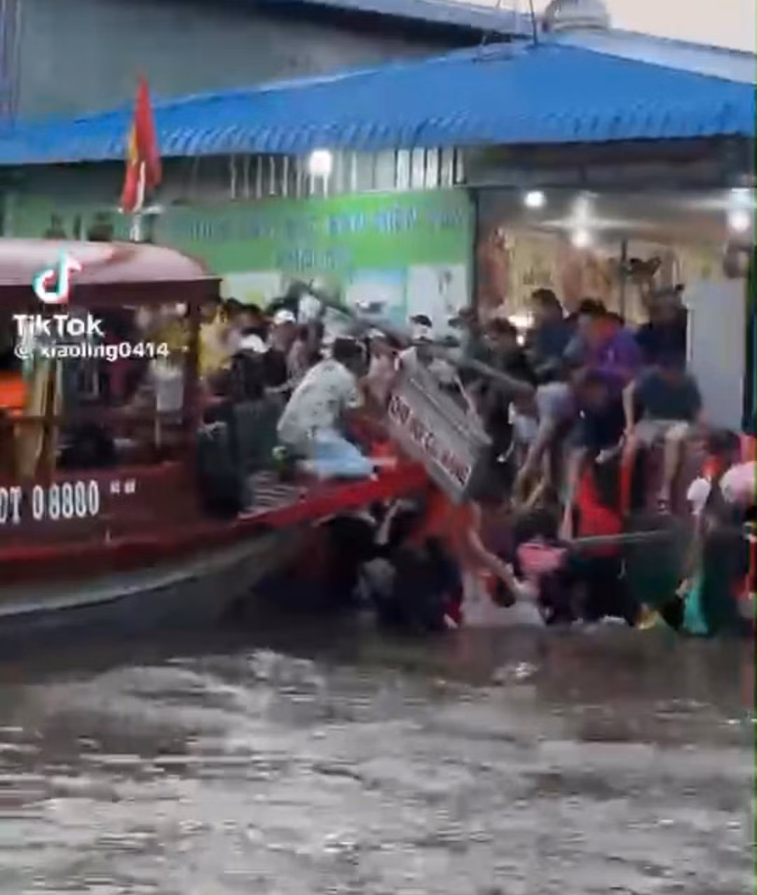 Hiện trường khách rơi xuống sông tại chợ nổi Cái Răng. Ảnh cắt từ clip