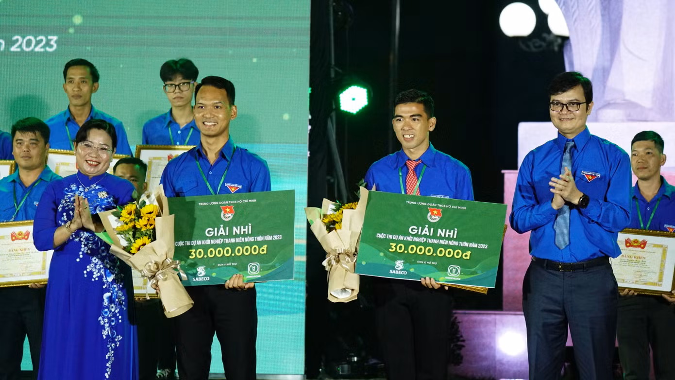 Bí thư thứ nhất T.Ư Đoàn Bùi Quang Huy cùng lãnh đạo tỉnh Sóc Trăng trao tặng giải nhì cho các thí sinh. Ảnh: Hòa Hội